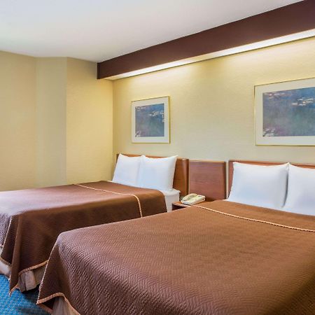 Travelodge By Wyndham Fort Myers Airport Bagian luar foto