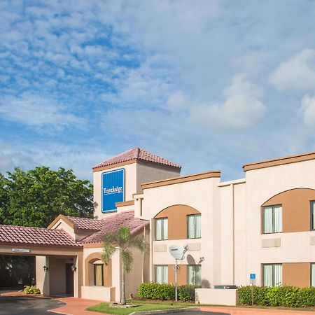 Travelodge By Wyndham Fort Myers Airport Bagian luar foto
