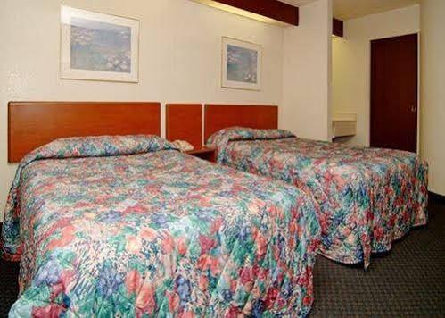 Travelodge By Wyndham Fort Myers Airport Bagian luar foto