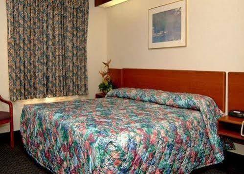 Travelodge By Wyndham Fort Myers Airport Bagian luar foto
