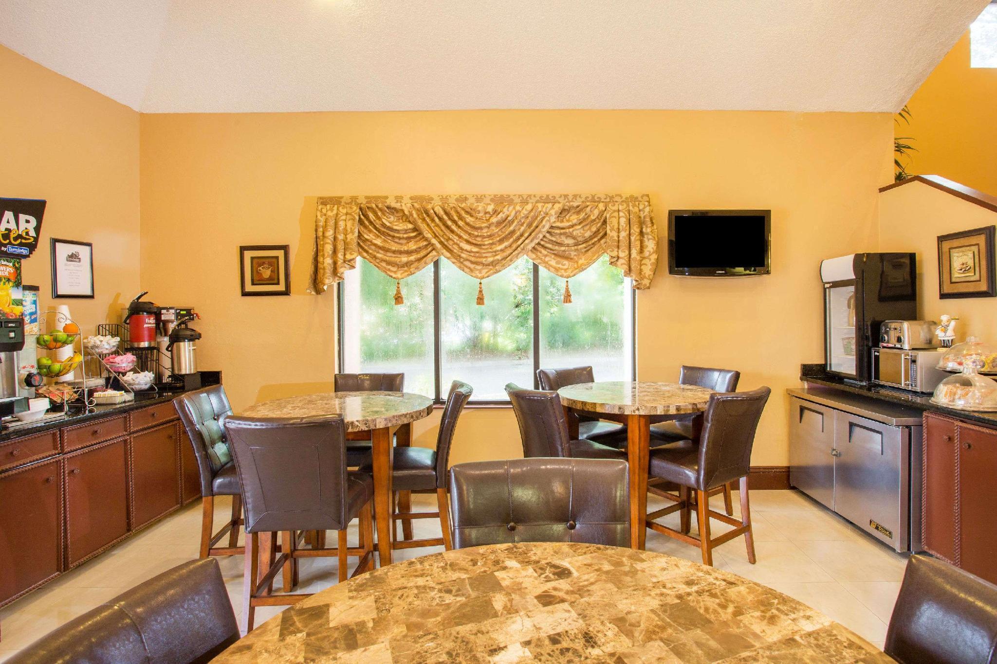 Travelodge By Wyndham Fort Myers Airport Bagian luar foto