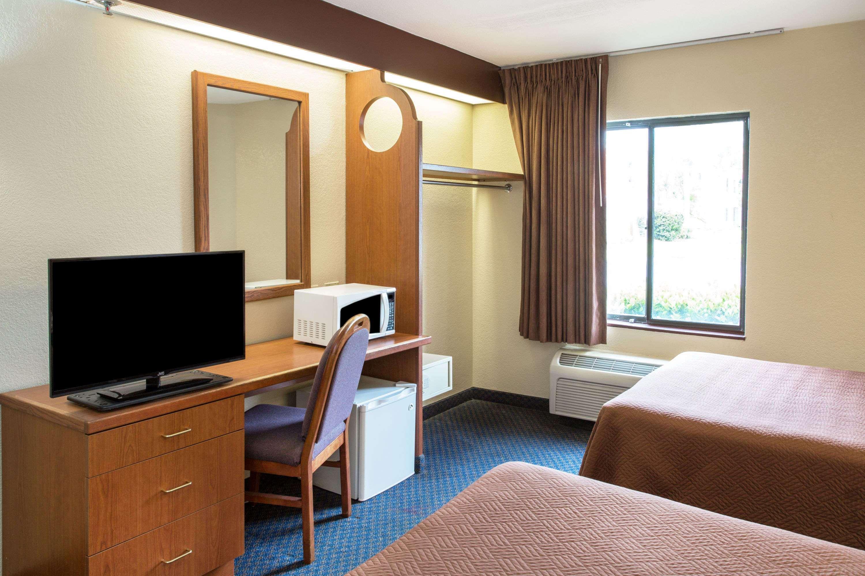 Travelodge By Wyndham Fort Myers Airport Bagian luar foto