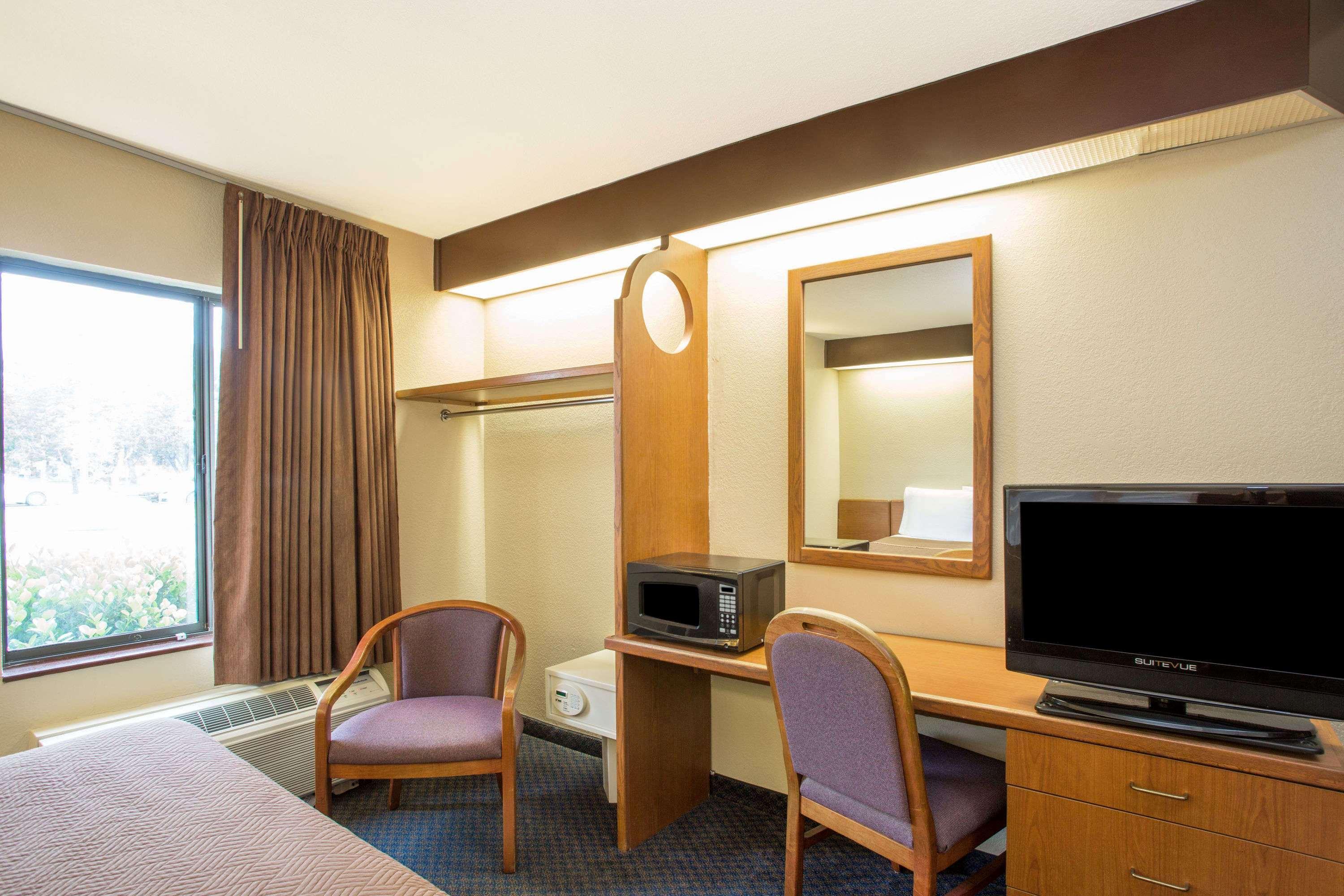 Travelodge By Wyndham Fort Myers Airport Bagian luar foto