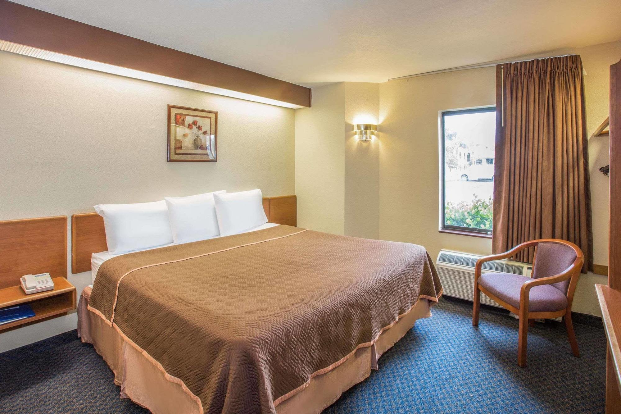 Travelodge By Wyndham Fort Myers Airport Bagian luar foto